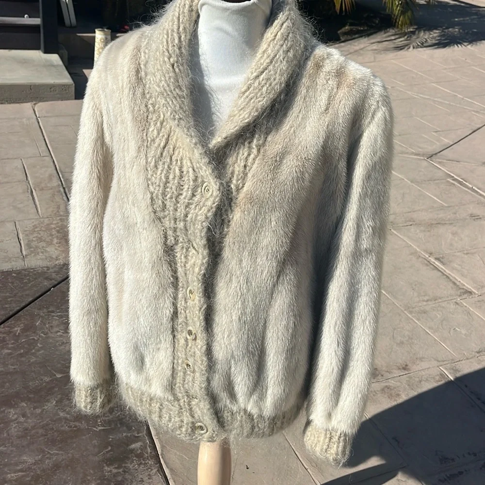 Rare Vintage Viola Sylbert Mink Coat
One of a kind! - Picture 6 of 16